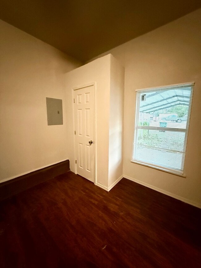 Building Photo - Freshly Painted 4 Bedroom Bungalow/ Vouchers Welcome