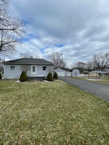 Front of the house showing driveway, garage and 2 sheds! - 3913 Evergreen Ave SE