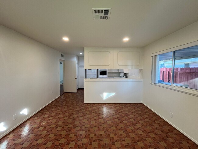 Building Photo - MOVE IN READY 3+2 home in Northridge w/RV access, appliances included + central HVAC!