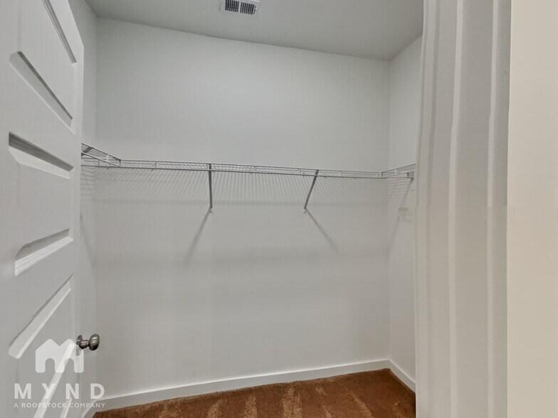 Building Photo - 176 Park Dr N