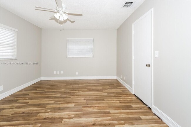 Building Photo - 628 SW 18th Ave