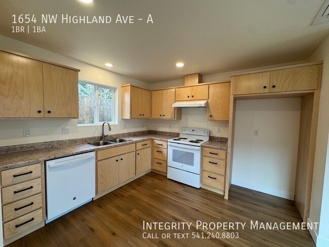 Building Photo - 1654 NW Highland Ave