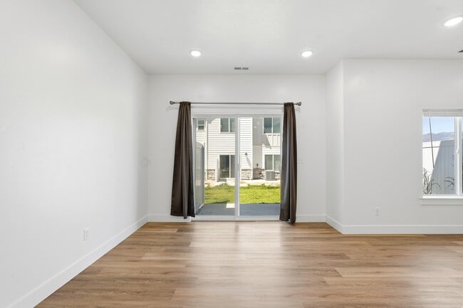 Building Photo - 613 W 550 N