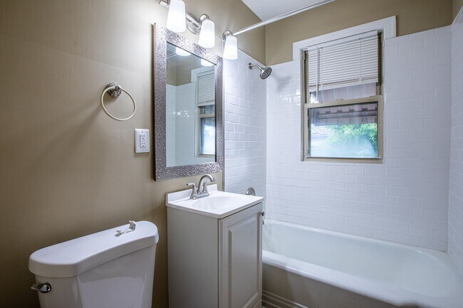 Building Photo - Charming 3 BR/3 BA Semi-Detached Home in F...