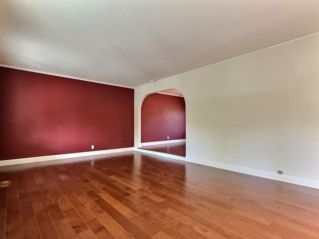 Building Photo - 3BD/2BA Tri-Level Updated Home & Walkable ...