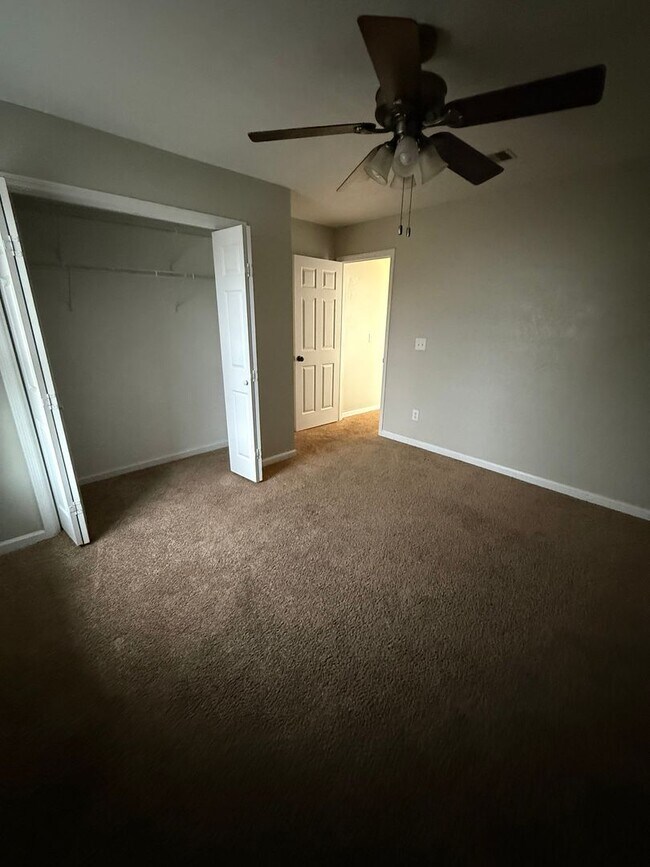 Building Photo - HOME FOR LEASE 4 BR 2 BATH RANCHSTYLE  SPLIT FLOOR PLAN AND OPEN  LARGE  FENCED BACKYARD  CONVENI...