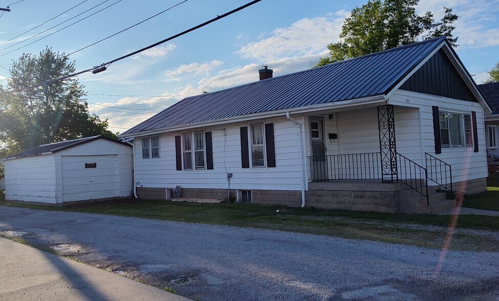Exterior - 107 N Oak St