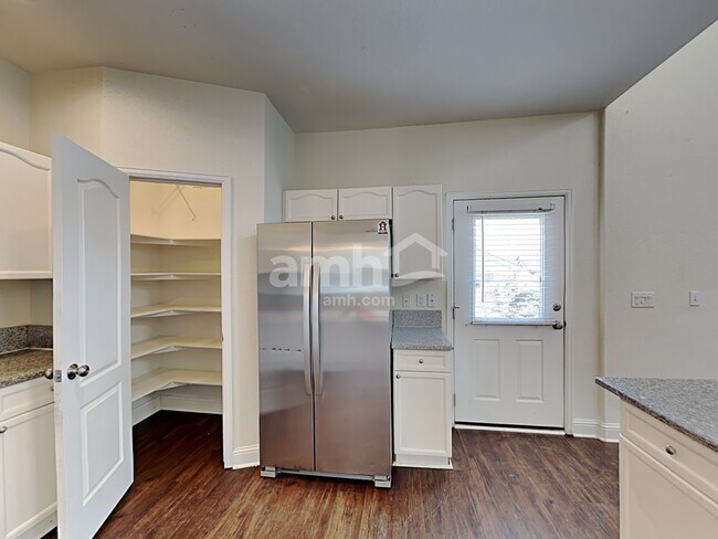 Building Photo - 10439 Vaughn Way