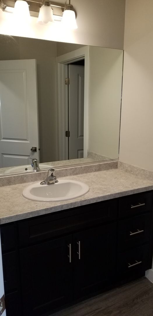 Building Photo - Charming Townhome