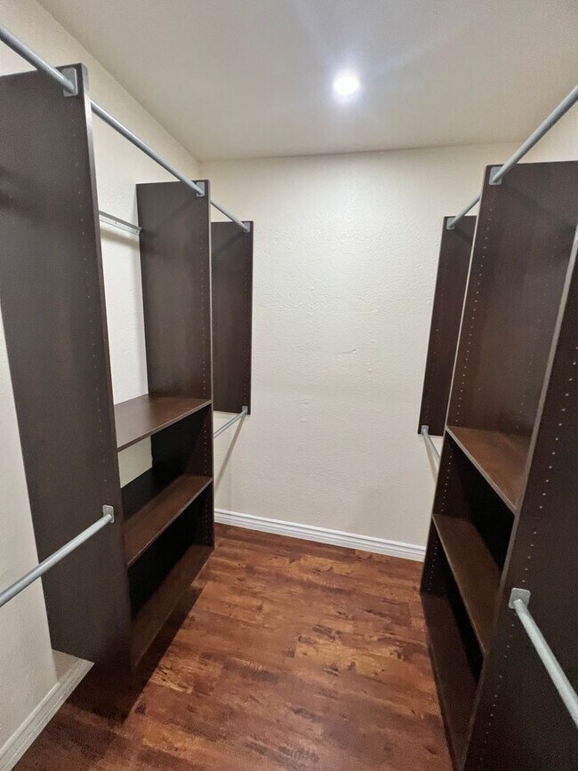 Building Photo - Camarillo - Four bedroom, 2.5 bathroom, plus loft