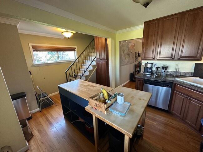 Building Photo - Charming Mayfair Townhome with Private Roof Top Deck- Move in Feb 1st- Flexible Lease Terms!