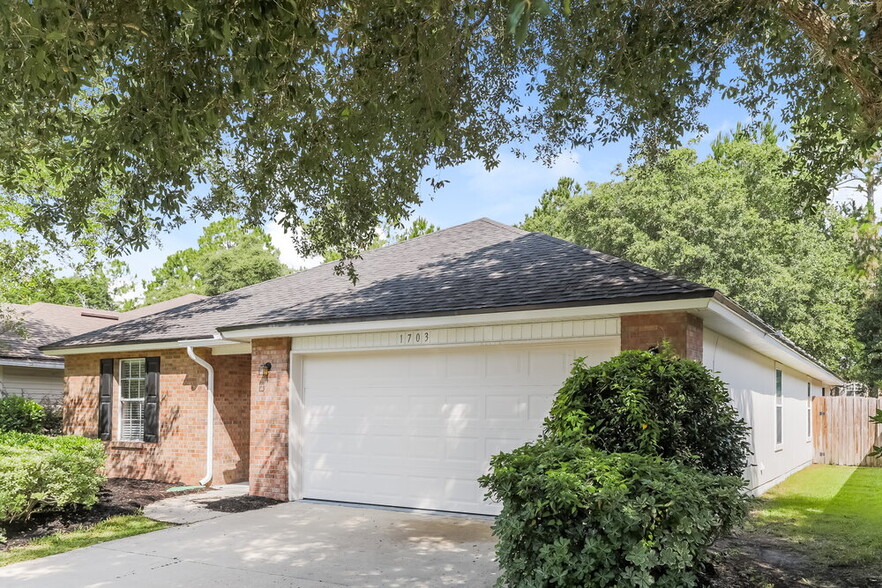 Building Photo - 1703 Canopy Oaks Dr