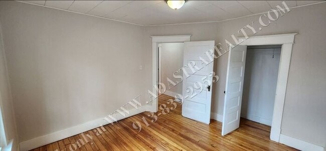 Building Photo - Large 2-story 4 Bed 1.5 Bath Home in Leave...