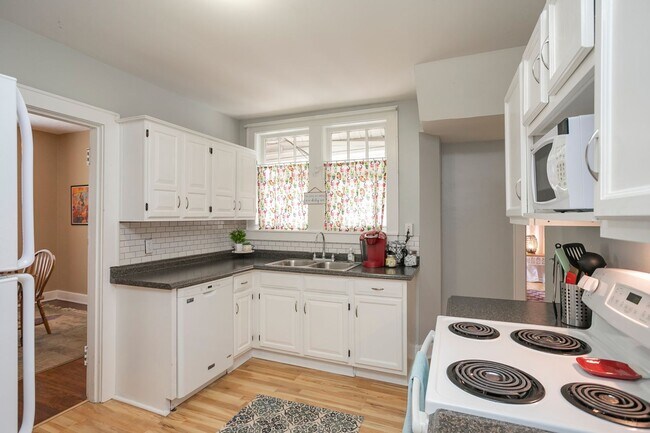 Building Photo - 3204 Wingate Ave