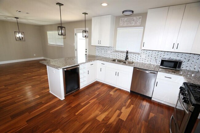 Building Photo - 2427 Droxford Dr