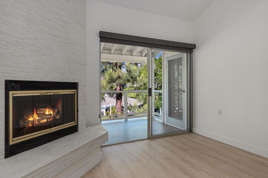 Building Photo - 1682 Circa Del Lago