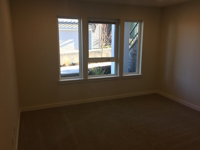 Building Photo - Newer Townhouse in Lake Forest Park!