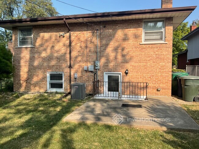 Building Photo - 9914 S Turner Ave
