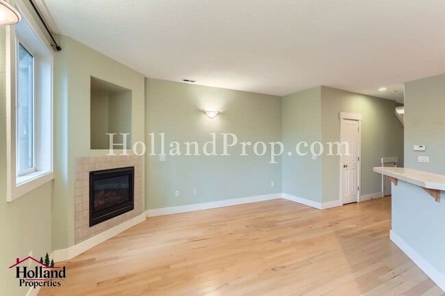 Building Photo - Bright & Spacious 3-Bedroom Townhome in a Prime Location!