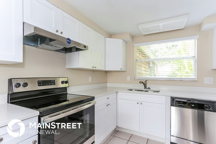 Building Photo - 14623 Sunset Dr