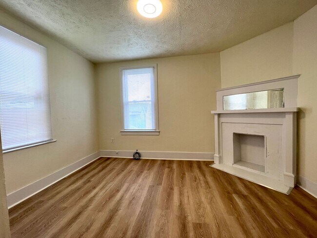 Building Photo - Updated 2 Bedroom apartment