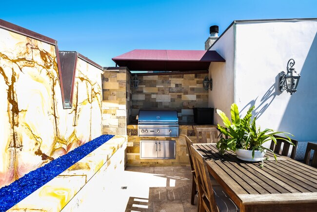 Building Photo - 221 30th St