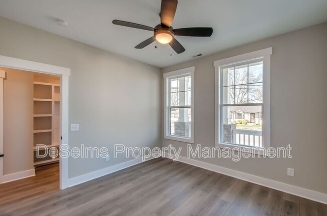 Building Photo - 2061 Oakwood Avenue