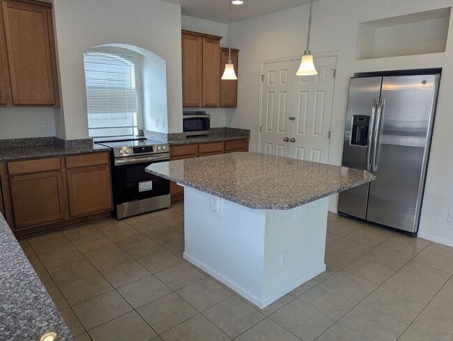 Building Photo - MASSIVE 4-BEDROOM, 3-BATHROOM HOME NEAR DI...