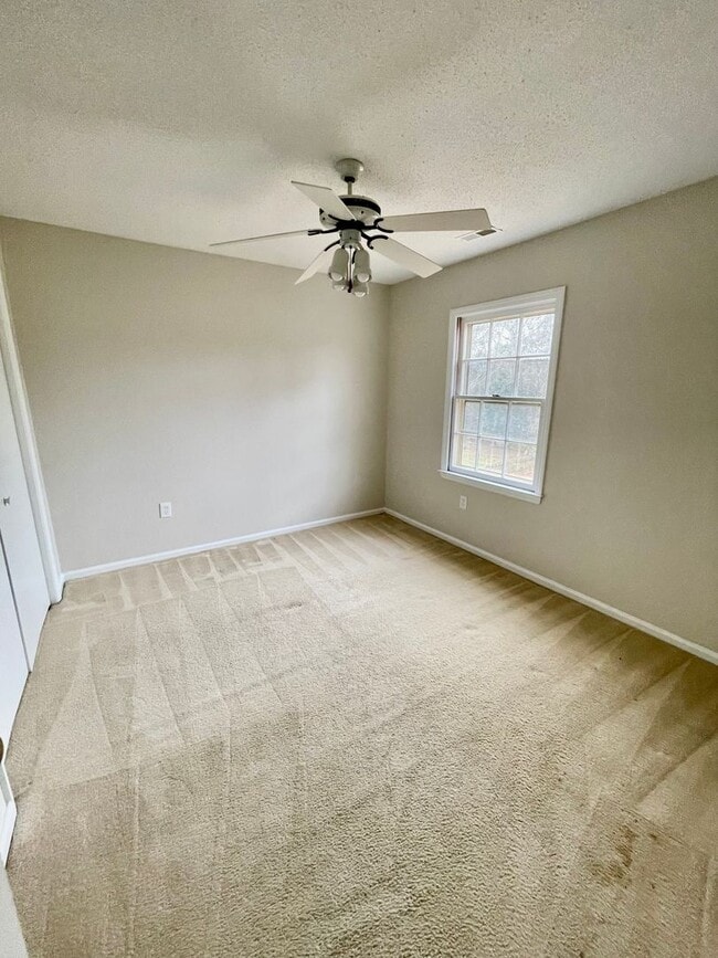 Building Photo - Welcome to this beautiful 5-bedroom, 2-bathroom home located in the vibrant city of Charlotte, NC