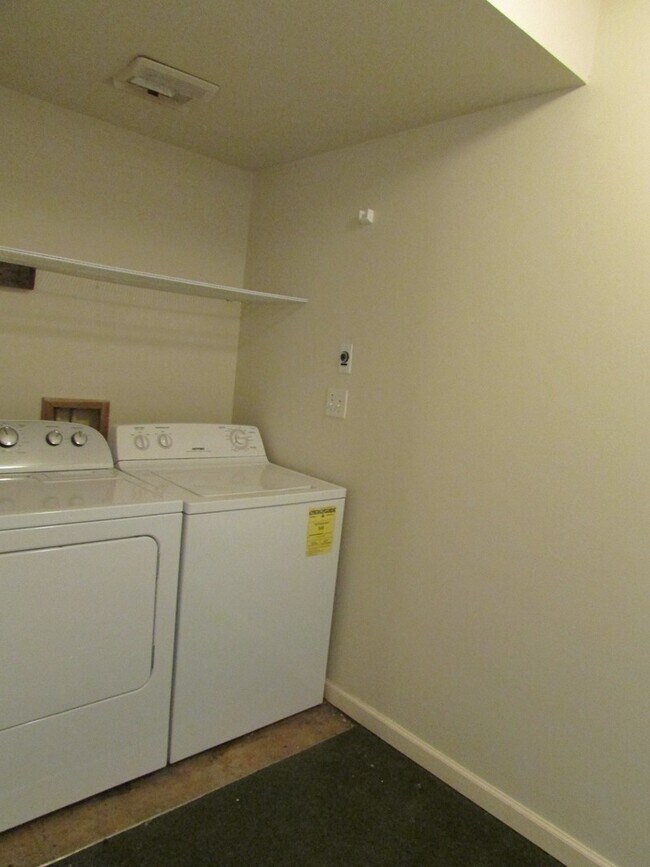Building Photo - Leasing NOW-- Excellent 7 Bedroom/3 Bathroom Unit Near UW