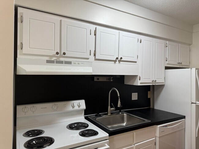 Building Photo - 1 Bed, 1 Bath Apartment – Great Location & Amenities! Flexible Lease Terms Available
