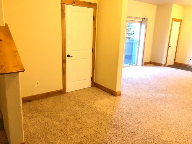 Building Photo - Great 3 Bedroom SW Bend Single Family Home