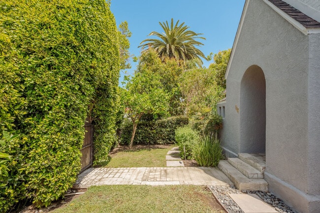 Building Photo - 542 N Sierra Bonita Ave