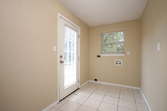 Building Photo - Move-in Ready Spacious & Pet-Friendly 3/2 ...