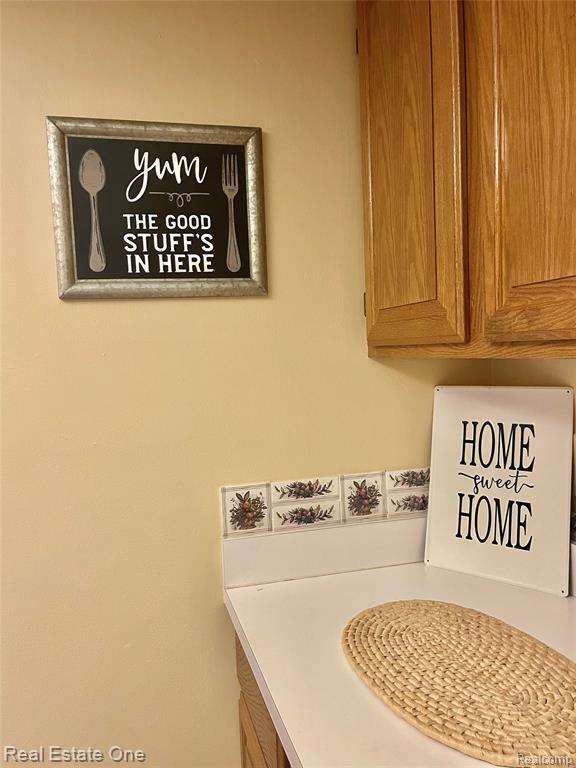 Building Photo - 688 E Fox Hills Dr