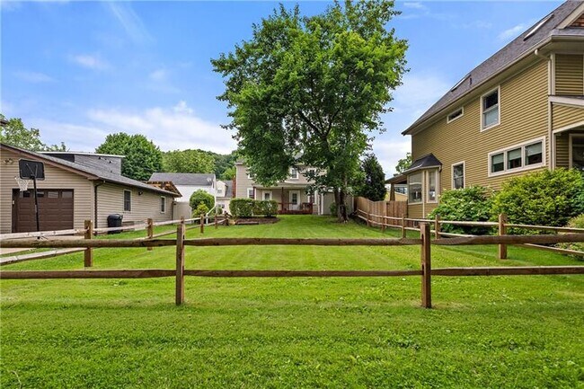 Building Photo - 318 Sprott Way