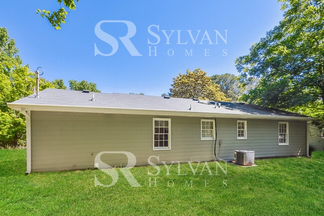 Building Photo - Cute, cozy and comfortable