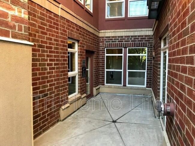 Building Photo - 10184 Park Meadows Dr