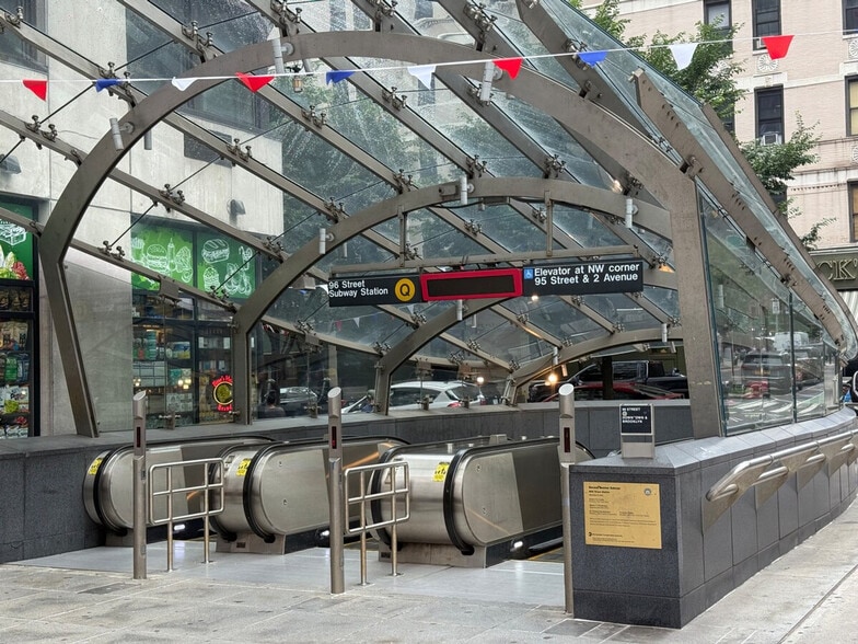 Building Photo - 131 E 94th St