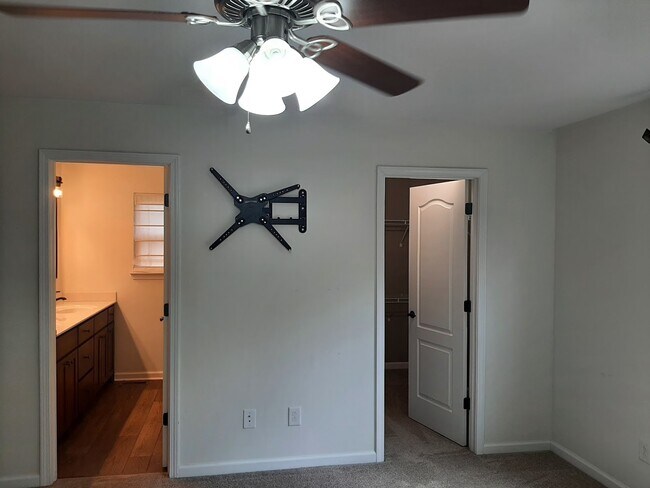 Building Photo - 1165 Bonnie Ln