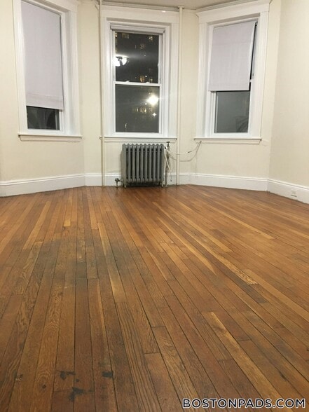 Building Photo - 235 Park Dr