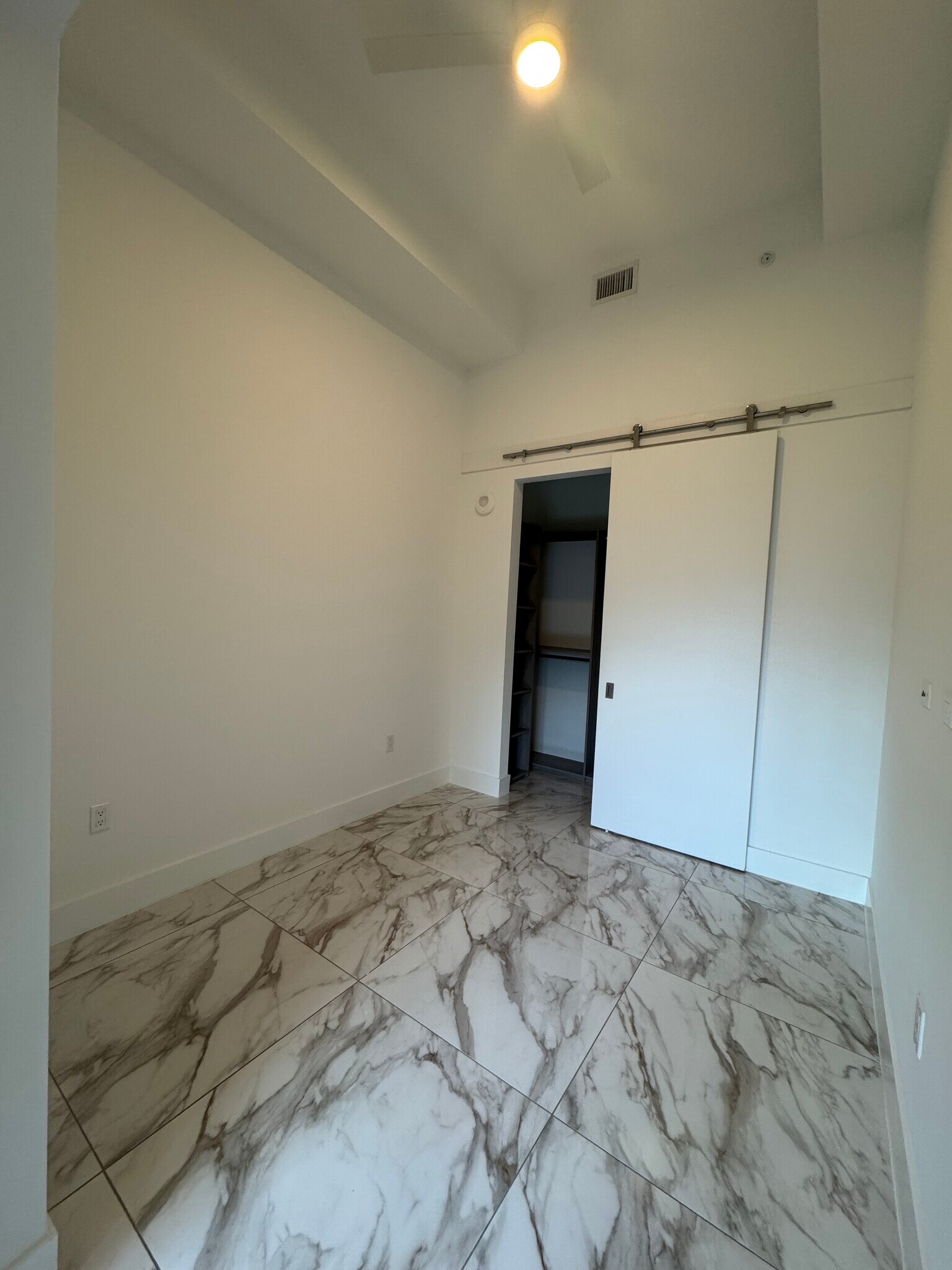 Building Photo - 403 NE 28th St