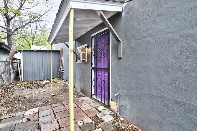 Building Photo - 1-BEDROOM WITH DEN IN AVENIDA GUADALUPE