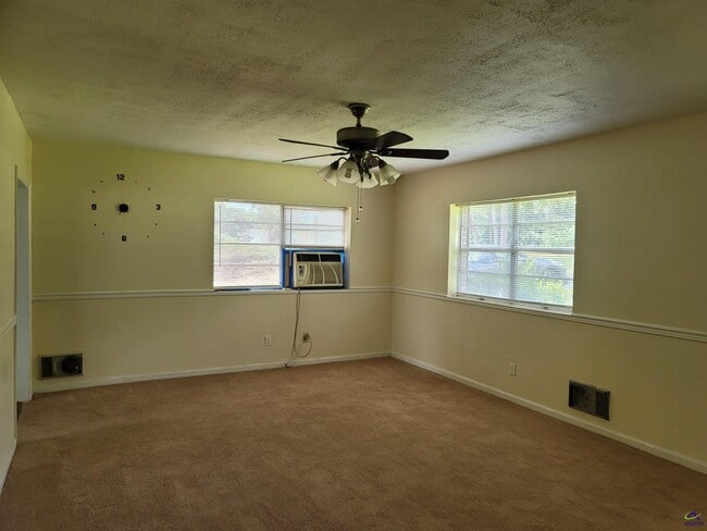Building Photo - 605 S Pleasant Hill Rd