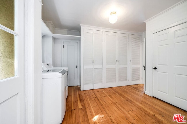 Building Photo - 1217 S Genesee Ave