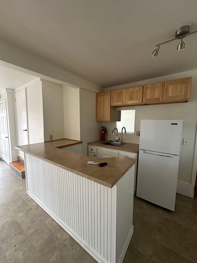 Building Photo - Cherry Ave Duplex