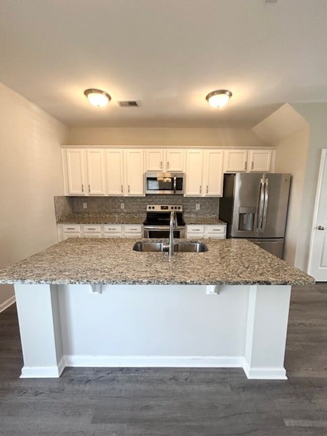 Building Photo - STYLISH & MODERN TOWNHOME IN HARBISON GROVE