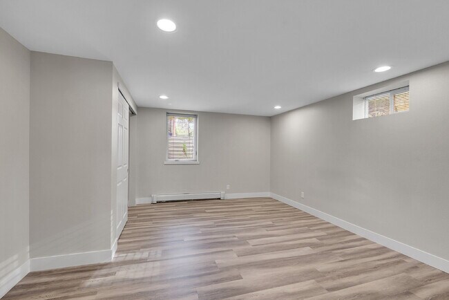 Building Photo - $3,195.00, 5 bed, 2 bath located in Denver