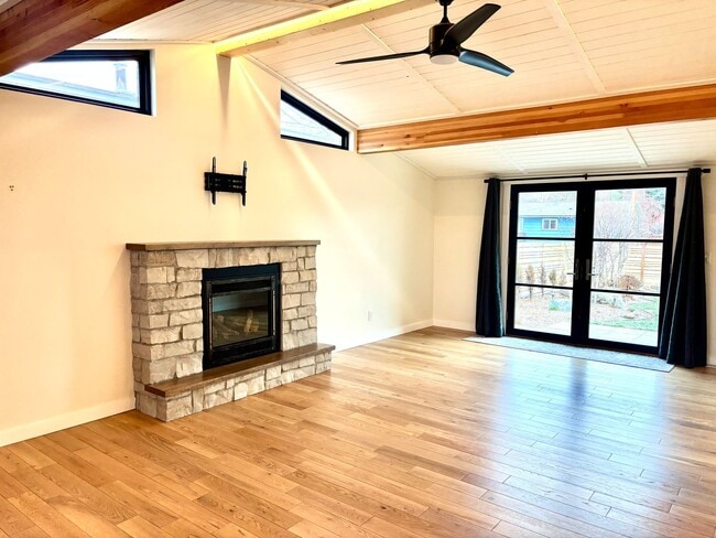 Building Photo - Spacious House. Expansive Lot. Prime Location