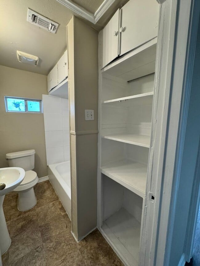 Building Photo - 3 Bed / 2 Bath Home in South San Antonio – Easy Access to I-10 & I-37